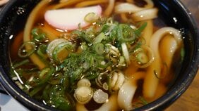 「あんな真っ黒けなうどん」「薄いけど塩分が濃いでしょ」…関東VS関西うどんの“黒いつゆ”問題のすれ違い