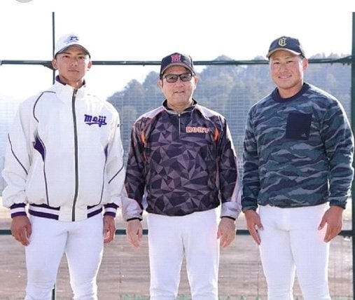 広陵ＯＢの東北楽天ゴールデンイーグルスの宗山塁選手（左）と西武ライオンズ・渡部聖弥選手に囲まれる中井前監督（広陵高校硬式野球部SNSより）