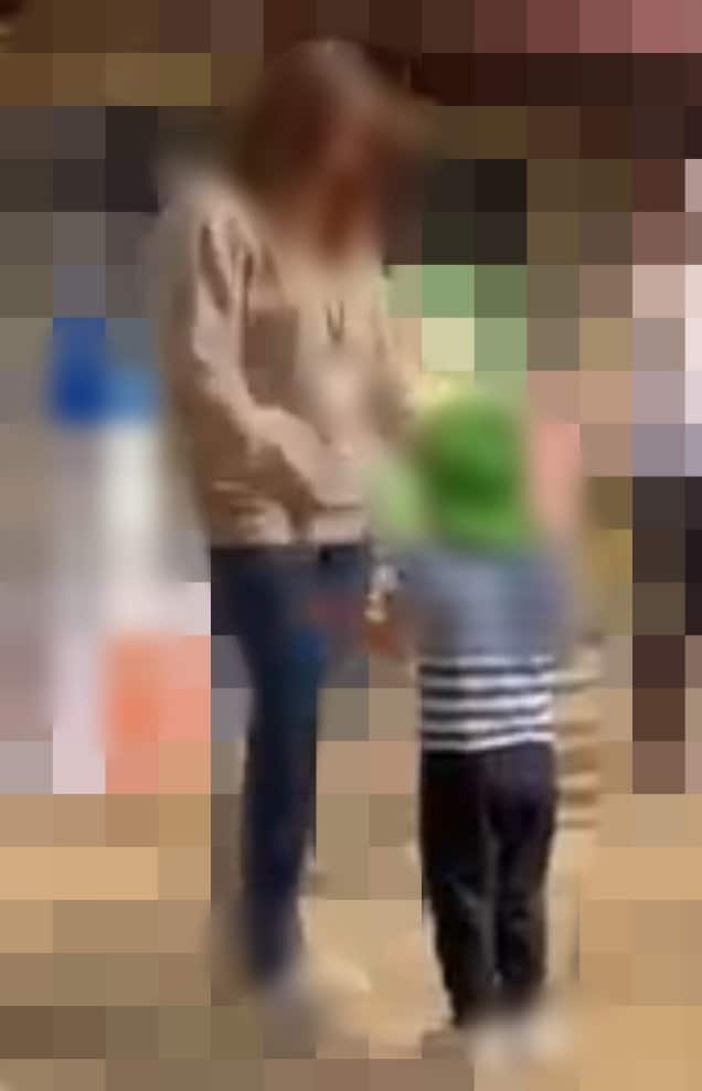 子どもと踊るAさん（Aさん提供）