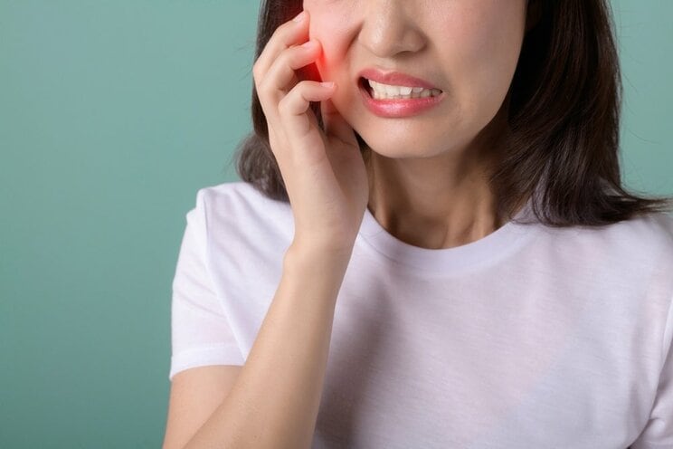 むし歯で痛むイメージ　写真／Shutterstock