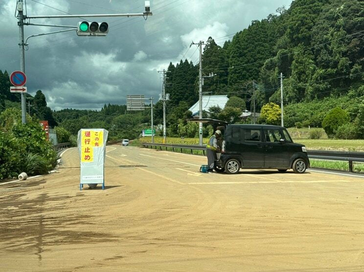 ≪千葉豪雨・外房線18時間足止めルポ≫「明日も動かないのでは？」照明が落とされた車内、母親の太ももを枕に眠る子ども、高校生集団は「初めての経験」_27
