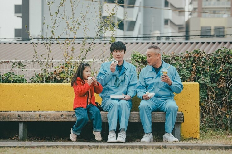 清掃の仕事に就き、周囲の人々に支えられながら自立した生活を送る大貴（中央）（映画『平行と垂直』より）©2026「平行と垂直」製作委員会