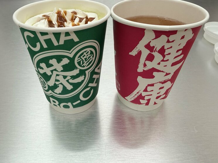 メニューの多くは抹茶系の飲み物で、人気は塩キャラメル抹茶ラテ（写真左）。右はグリーンハーブティー。（写真／集英社オンライン）