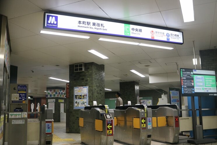 改札内での乗り換えとなる本町駅改札