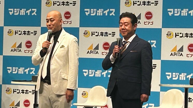 会見に登場した錦鯉の長谷川(左)と渡辺(右)