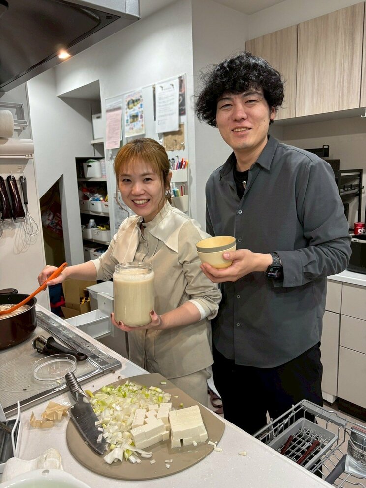料理をする阿部夫妻