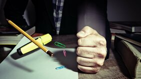 元気な小学生が中学生になると面白みのない生徒になる…「みんなも我慢しているんだから我慢しろ」無能教師がはびこる日本の同調圧力教育
