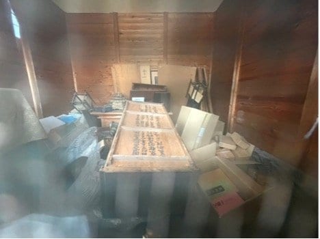 薬師如来立像がまつられた医王寺、仏像を保管していた箱が倒れ散乱していた（撮影／集英社オンライン）
