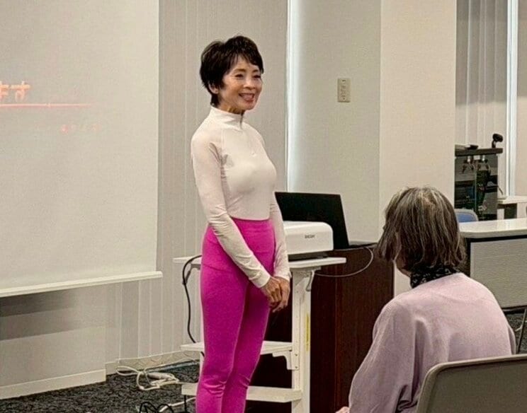 健康法を指導している由美かおる（写真／本人提供）
