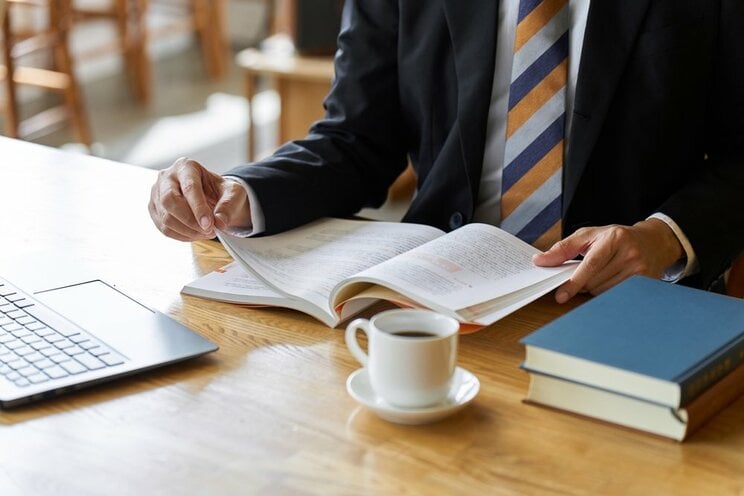 夜の業界での実務を経て、資格取得のために勉強に打ち込むことに