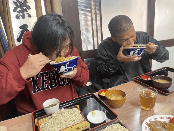 そば店にてポテトカレッジ・コモダドラゴン、センチネル・トミサット　写真提供／豆鉄砲・ホセ