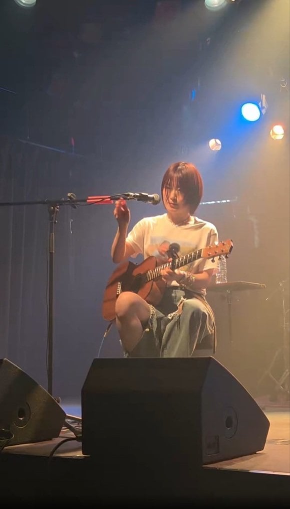 ピックを持ち直す坂口喜咲（画像／本人SNSより）