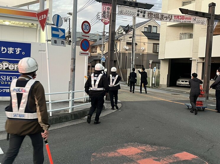 〈埼玉・郵便局拳銃立てこもり〉逮捕された86歳男は刺青と傷跡を見せ、「これ刺されたんだよね〜」と不良アピール。15年前に同居女性がいなくなり粗暴に…アパート火災は計画的犯行か!?_12