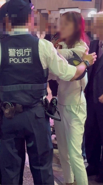 〈歌舞伎町ホスト刺傷〉「AEDもってきて‼」刺された被害者のそばで懇願するも約40人の群衆は”フル無視”でスマホ撮影…救助した実業家が語る現場の“異様”_10