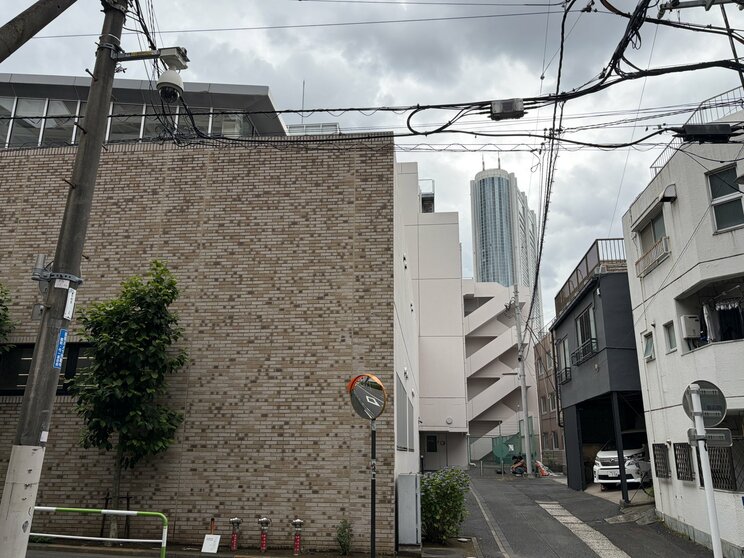 桜蔭学園の300メートル先には東京ドームホテルが（画面中央）