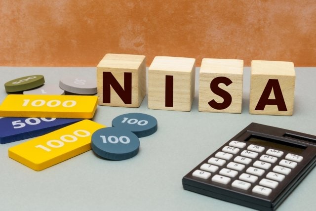 「こどもNISA」（仮称）とは、2027年から始まる予定の、18歳未満の子どもを対象とした新しい非課税投資制度。親や祖父母が子どもの教育費や将来の自立資金を準備するため、年間60万円、生涯で600万円まで投資でき、その利益が非課税になる