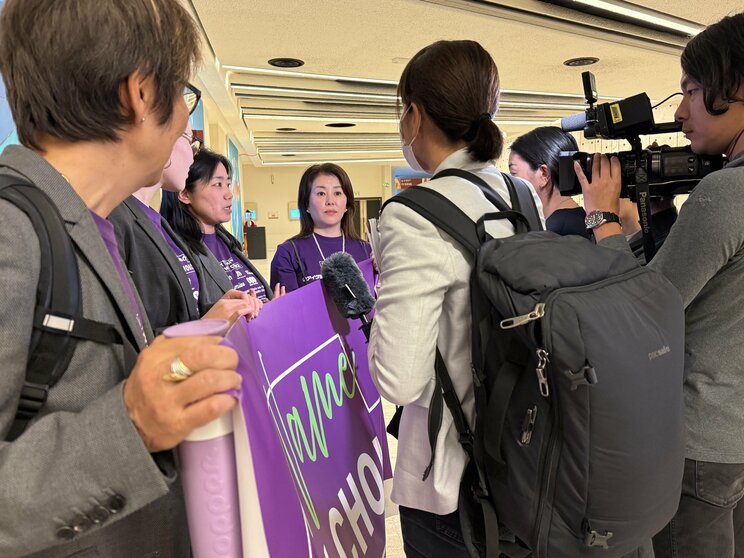 2024年10月16日、国連女性差別撤廃委員会の委員との公式日程を終えてメディアインタビューを受ける井田さん