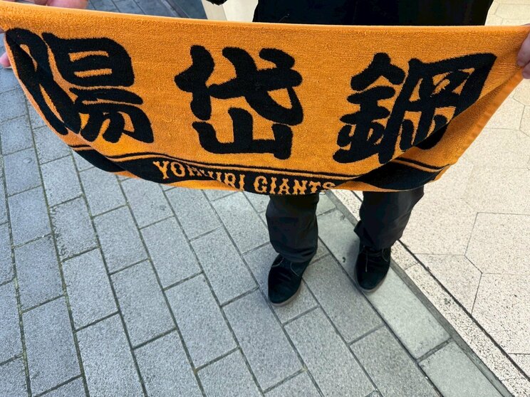 話を聞いた男性。元巨人・陽岱鋼のタオルを汗拭き用に持ち歩いていた（撮影／集英社オンライン）