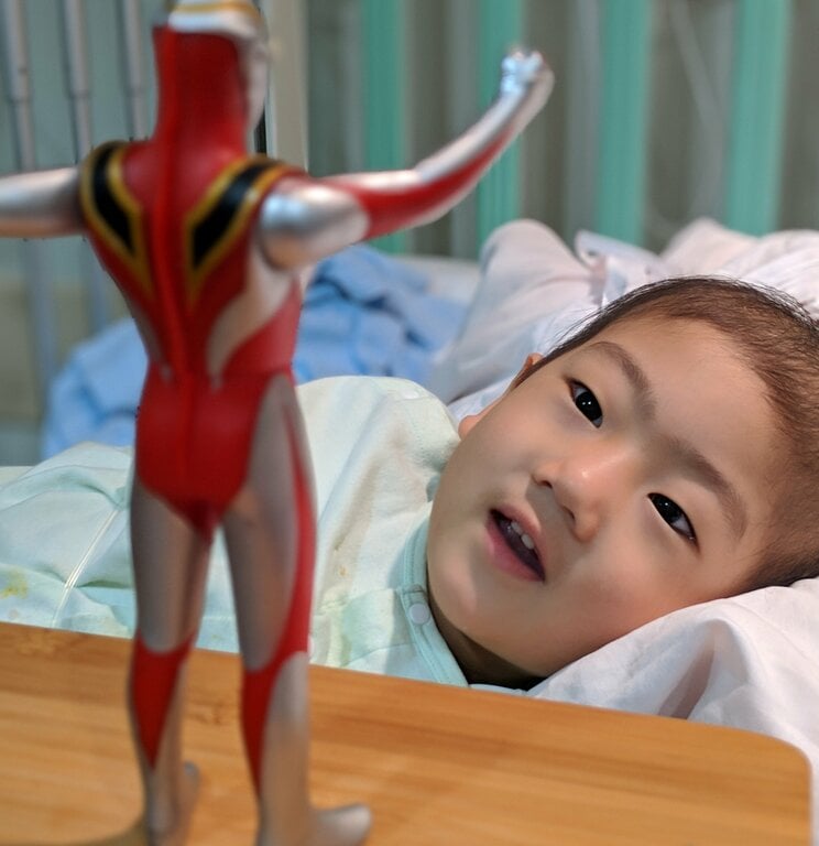 大好きなウルトラマンのフィギュアを見つめる一馬くん（写真／青木佑太さん提供）