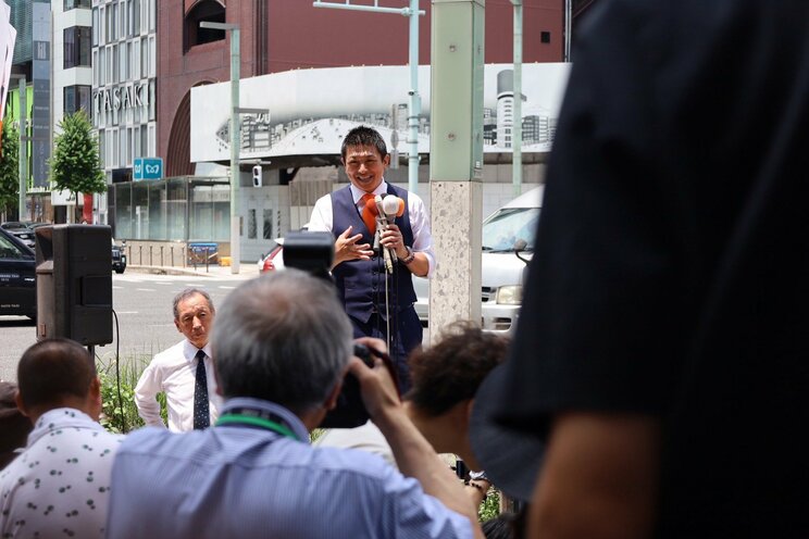 参政党の神谷宗幣代表（写真中央）と元航空幕僚長の田母神俊雄氏（写真左）（撮影／集英社オンライン）