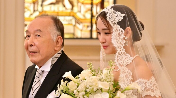 映画『お終活３ 幸春！ 人生メモリーズ』に出演している剛力彩芽さん（右）と橋爪功さん（左）（写真／（C）2026「お終活３」製作委員会）