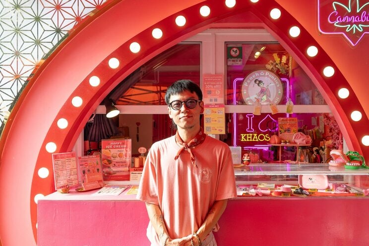 ​​大麻販売店「ピーチパンティーズ」でマネージャーを務めるKen氏​​。大麻初心者へのアドバイスも行なう​
