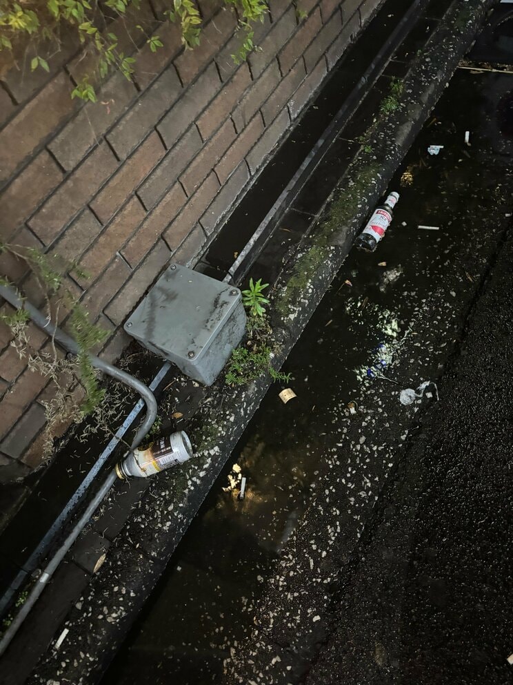 大久保公園周辺には、飲み物やタバコの吸い殻などゴミが散乱していた