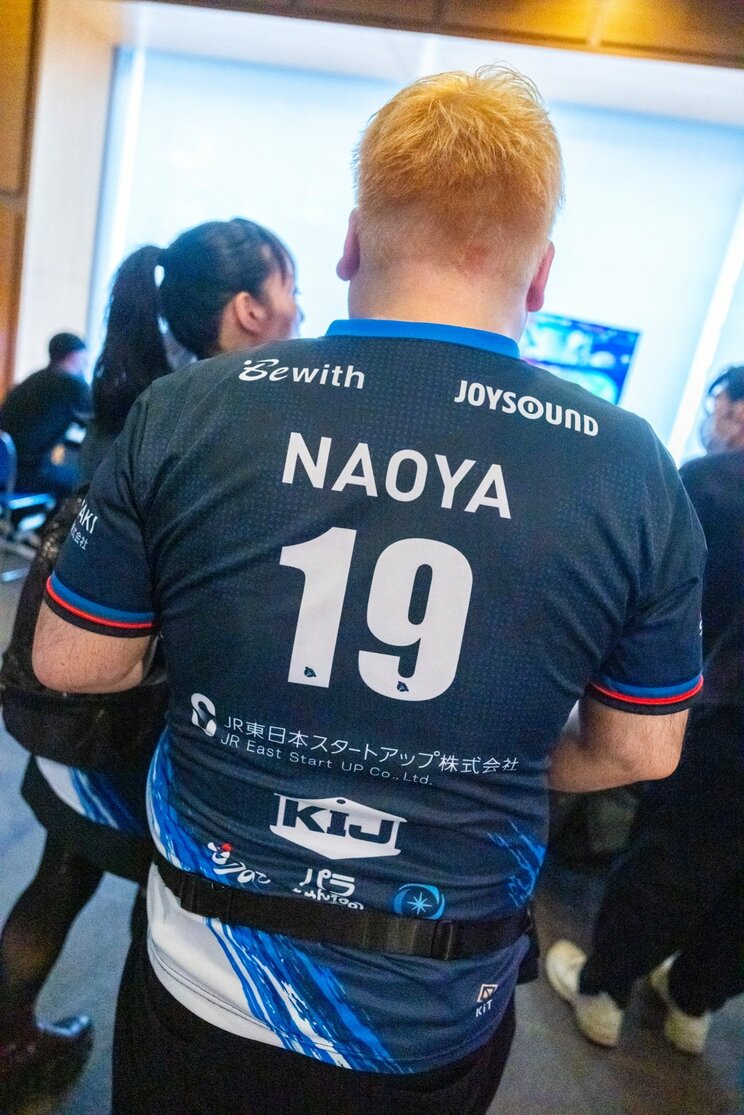 eスポーツプレイヤー「NAOYA」さんの後ろ姿、背番号は19番