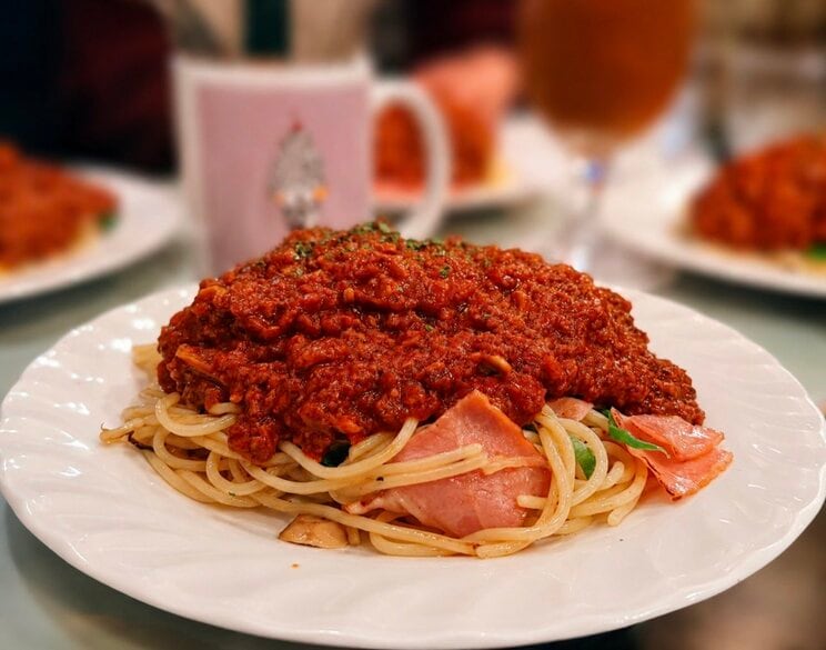 肉感たっぷりのミートソーススパゲッティ（写真／王城提供）