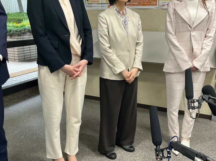 面会後、囲み取材に応じた被害女性と母親（撮影／集英社オンライン）