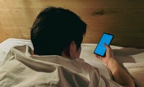 「気づけばSNSを2時間…」その夜の過ごし方、本当に休めている？ 世界のエリートが意識する“意味のある時間”