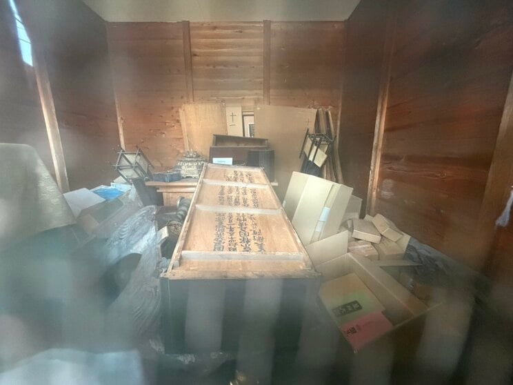 薬師如来立像がまつられた医王寺、仏像を保管していた箱が倒れ散乱していた（撮影／集英社オンライン）