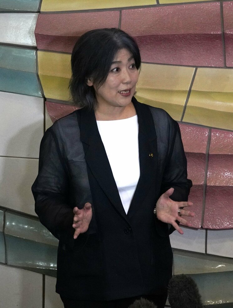 8月13日、記者団の囲み取材を受ける田久保眞紀市長（撮影／集英社オンライン） 