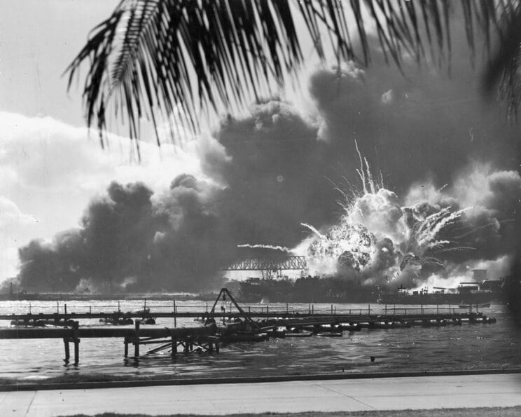 〈終戦81年〉出撃前の特攻隊、原爆のきのこ雲、火炎放射器で焼かれる沖縄…AI技術と対話をもとにカラー化した写真が繋ぐ“過去と現在”_40