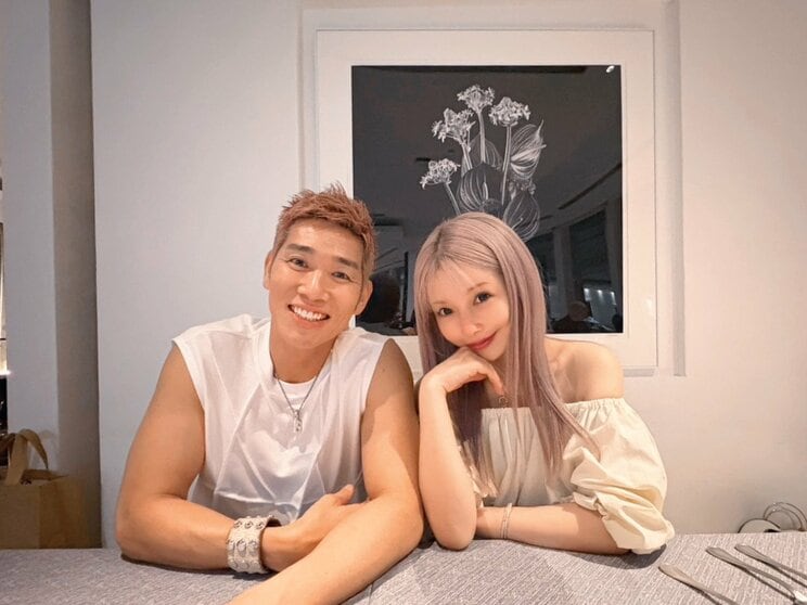 現在50歳となるレイザーラモンHG氏と妻の住谷杏奈さん（写真／吉本興業提供）