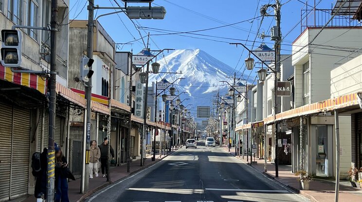 富士吉田市の富士山絶景スポットとして知られる「富士みち(本町通り)」