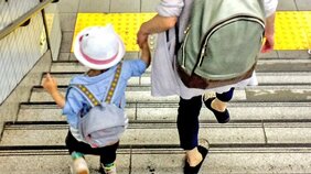 幼稚園から高校まですべて公立でも1000万円かかる…少子化なのに親の負担が重い国、日本では子どもはぜいたく品なのか?