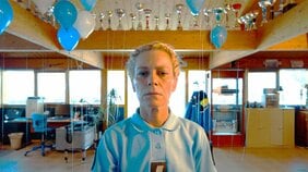 フランスがサメ映画を作るとここまでオシャレで文芸的に!? 名作「ジョーズ」にオマージュを捧げたスタイリッシュすぎる「シャーク・ド・フランス」