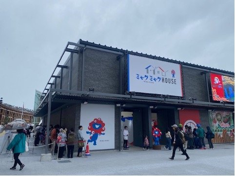 会場内のミャクミャクHOUSEにも長蛇の列
