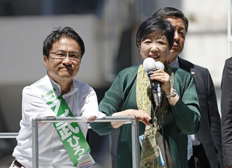 乙武氏の応援に駆けつけた小池氏だが、つばさの党陣営から妨害を受けることに（写真／共同通信社）