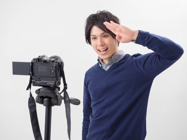 動画配信者も「就業者」にあたるというが……。写真はイメージです（PhotoACより）