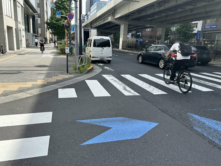 自転車レーンに駐車　都内の道路（撮影/集英社オンライン編集部）