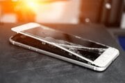 《夏場の車内放置は絶対NG！》モバイルバッテリーやスマートフォンの発火トラブル急増中。「絶対やってはいけない行為」とは？