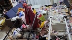 「マジ無理、人は無事です」震度5弱でも部屋が“壊滅”…本棚・フィギュア棚が次々転倒、耐震対策していた家でも被害