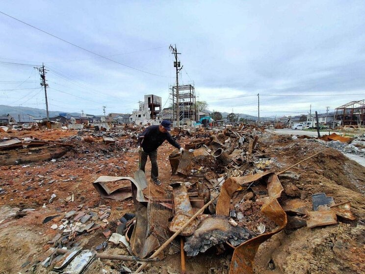 〈能登半島地震から4カ月〉倒壊した家屋の前に並べられた猫の置物の理由、ガレキに供えられた花…家も職も失った酒屋店主は「最近1番うれしかったことは仮設住宅に入れたこと」　_27