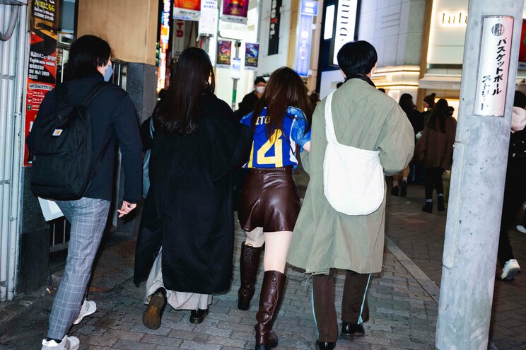〈画像多数！ W杯コスタリカ戦・渋谷ルポ〉日本代表の敗戦にセンター街中で“ため息”がでた夜…はしゃぐサッカー芸人に女性サポーターが放った“一言”_49