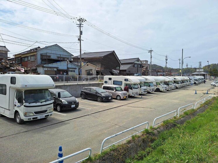 〈能登半島地震から4カ月〉倒壊した家屋の前に並べられた猫の置物の理由、ガレキに供えられた花…家も職も失った酒屋店主は「最近1番うれしかったことは仮設住宅に入れたこと」　_31