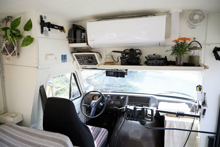 消火後、運転席は灰まみれになっていたという（写真／集英社オンライン）