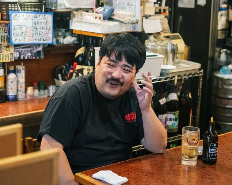 雀荘飯には並々ならぬ愛がある鈴木もぐら（写真／ポプラ社提供）