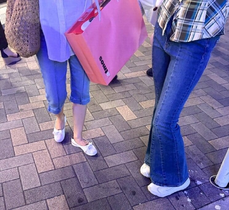 センター街で取材に答える20代女性（撮影／集英社オンライン）